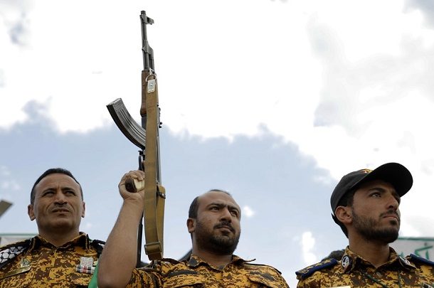 Soldados hutíes participan en una protesta contra una operación multinacional para salvaguardar el transporte marítimo del Mar Rojo. EFE/Osamah Yahya