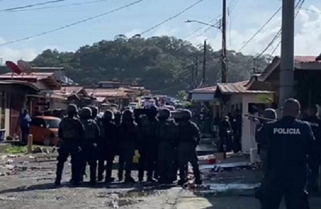 Al llegar al escenario del parking, la Policía Nacional procedió a desalojarlos del lugar. Foto: Diomedes Sánchez S. 