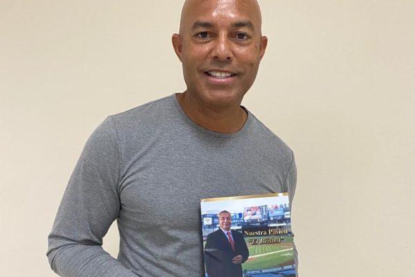 Mariano Rivera con el libro de Eric Espino. Foto: Cortesía
