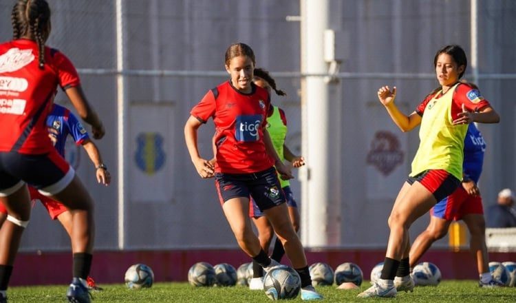 La selección femenina de Panamá Sub-17 durante los entrenamientos en el 'Cascarita' Tapia. Foto: Fepafut