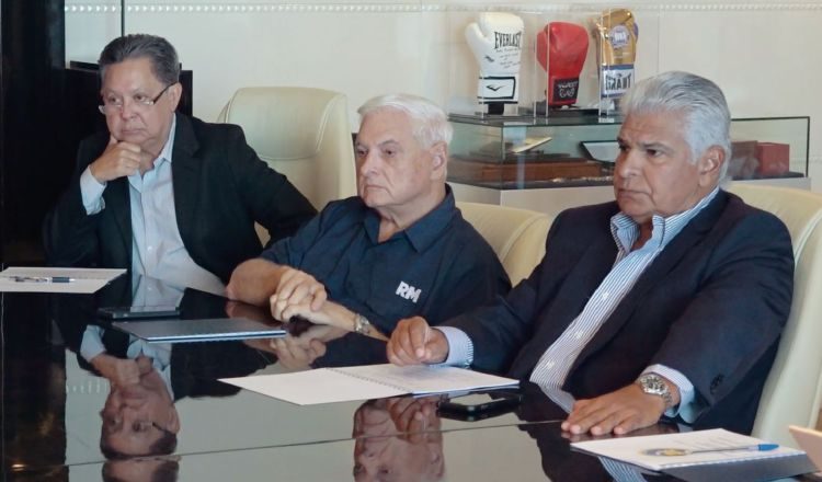 Ricardo Martinelli (centro), ha manifestado que está viviendo una persecución que busca inhabilitar su candidatura política.