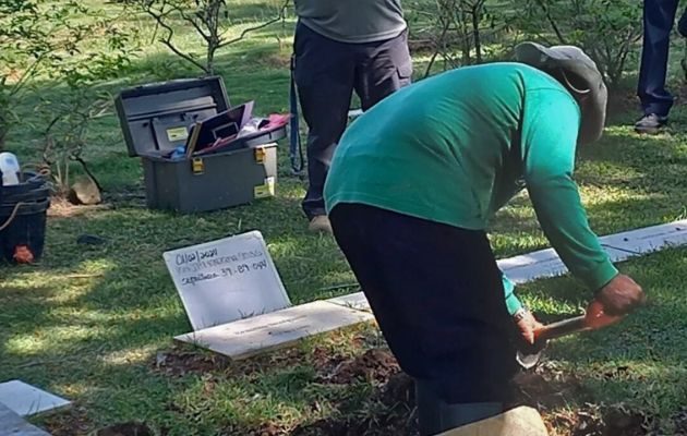 Diligencia de exhumación para recuperar los restos de una persona que se encuentra bajo la lápida identificada como “ERASMO IBARGUEN 20/12/1989” en el Cementerio Jardín de Paz. Foto: Cortesía Comisión 20 de diciembre de 1989