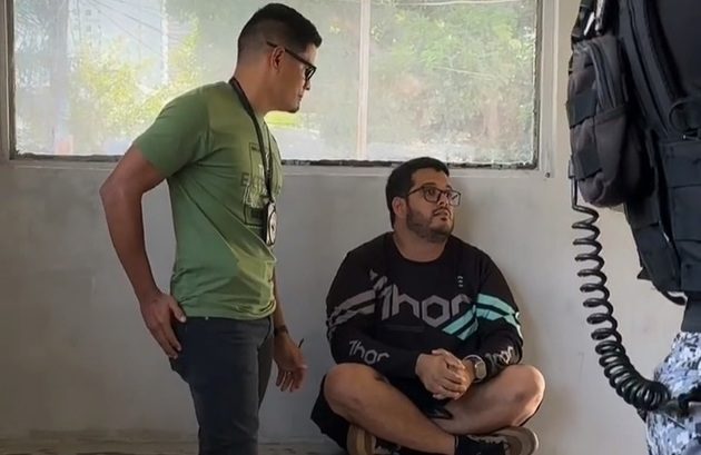 Mauricio Valenzuela en la estación de policía tras el incidente.
