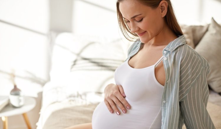 Para acordarse de tomar la vitamina, sugieren ingerirla todos los días a la misma hora. Foto: EFE