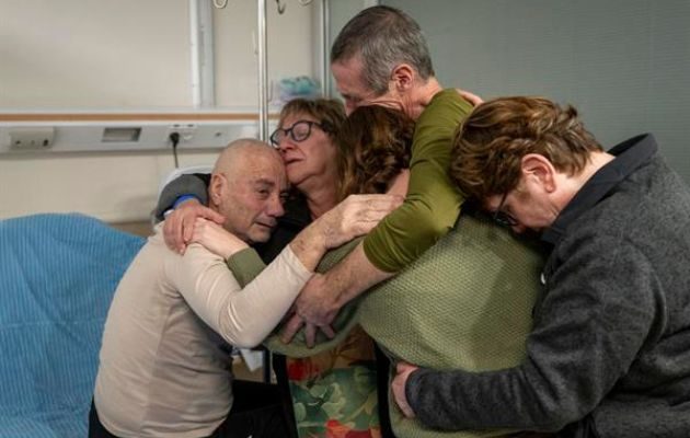Los argentinos-israelíes Fernando Simón Marman (2d), de 61 años, y Norberto Luis Har (i), de 70,. Foto: EFE