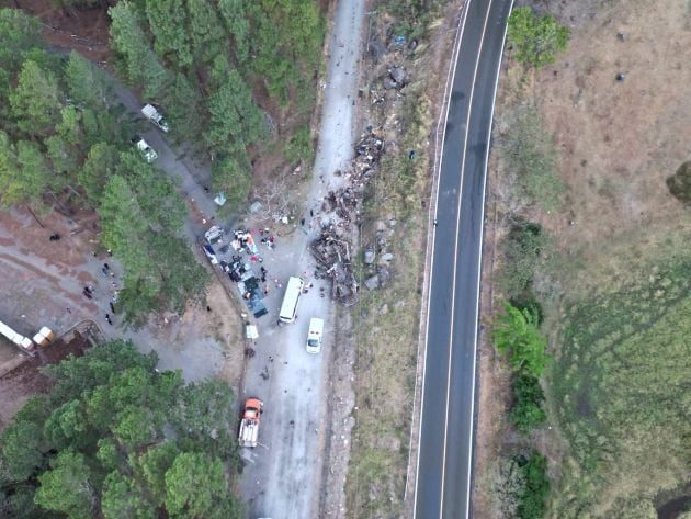 En el bus viajaban 66 pasajeros, ambos conductores fallecieron.