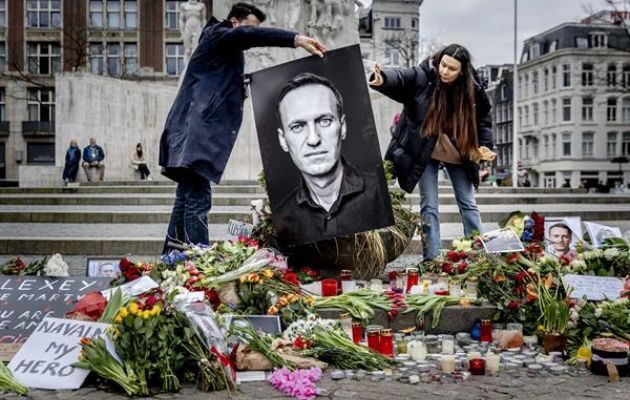 Vigilia por el fallecido líder de la oposición Alexéi Navalny, Amsterdam, Países Bajos. Foto: EFE