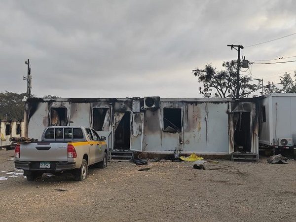 Así quedó uno de los 11 modulares que fueron destruidos por los migrantes. Foto: Cortesía Minseg