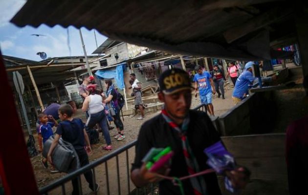 Migrantes en el pueblo de Bajo Chiquito,luego de atravesar por varios días la selva del Darién. Foto: EFE
