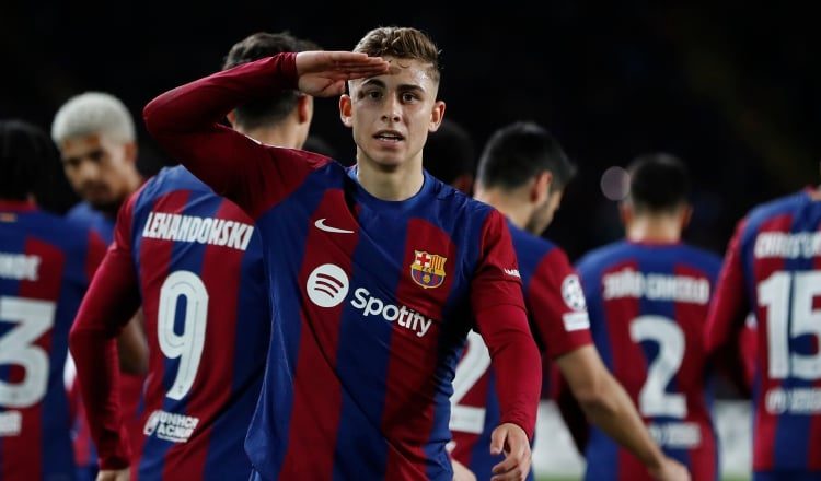 El centrocampista Fermín López del Barcelona celebra al anotar el segundo gol de su equipo contra Nápoles. Foto: EFE