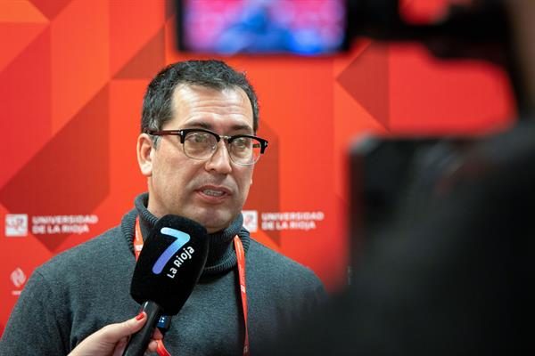 El doctor en Economía y Empresa de la Universidad Autónoma de San Luis de Potosí (México), Juan Carlos Yáñez-Luna, en declaraciones a los medios de comunicación, este miércoles en la Universidad de La Rioja, en Logroño. EFE