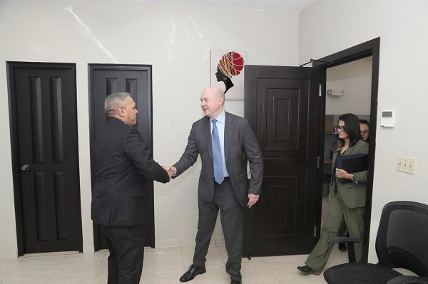 Vladimir Franco (izq) recibe a Paley (der) para reunirse el pasado miércoles. Foto: Redes Sociales