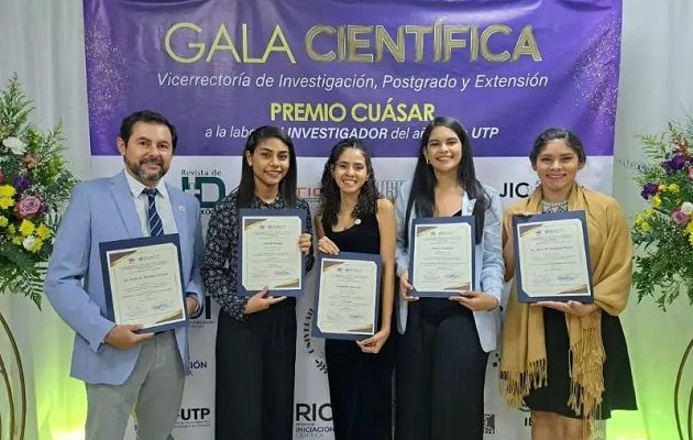 Profesores y estudiantes en una gala científica.