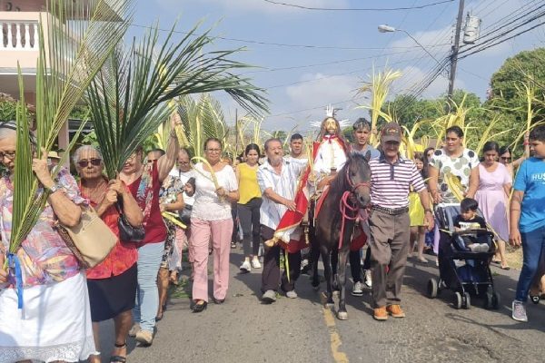 La imagen de Jesús, o Papa Chu cómo se le llama cariñosamente, recorre las calles del pueblo sobre el caballo, uno de los pasajes más gustados por la congregación durante los días santos. Foto. Thays Domínguez
