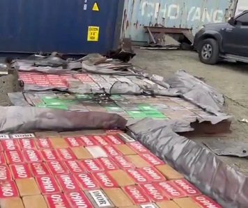 La droga fue cargada hacia la sede de la zona policial de Colón para su conteo y custodia. Foto: Diomedes Sánchez