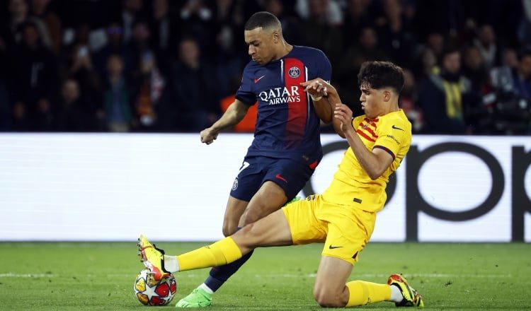 Kylian Mbappé del PSG (izq.) disputa el balón contra Pau Cubarsi del Barcelona en el partido entre ambos en la Champions League. Foto: EFE
