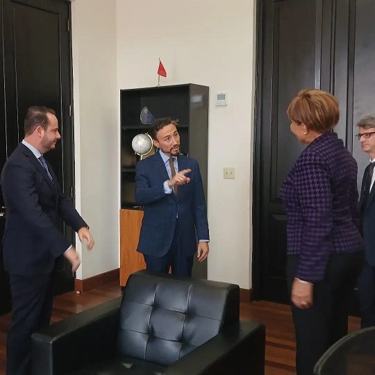 La delegación que acudió a la Gobernación, estuvo encabezada por el embajador de España,Guzmán Palacios. Foto: Diomedes Sánchez