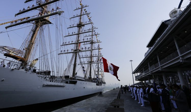 Buque escuela de la Armada Peruana (B.A.P.) 'Unión' este viernes al puerto de cruceros de Amador en Ciudad de Panamá. EFE