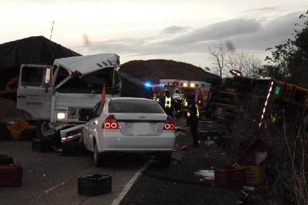 La colisión dejó a cuatro personas heridas entre ellas; el conductor de un vehículo pick-up y su acompañante, el conductor del taxi y otro del sedán. Foto. Melquíades Vásquez