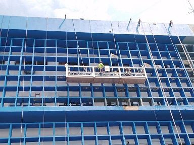 Se efectúan trabajos de pintura, remozamiento  de paredes externas y mejoras de  los ambientes exteriores del hospital. Fotos: Cortesía CSS