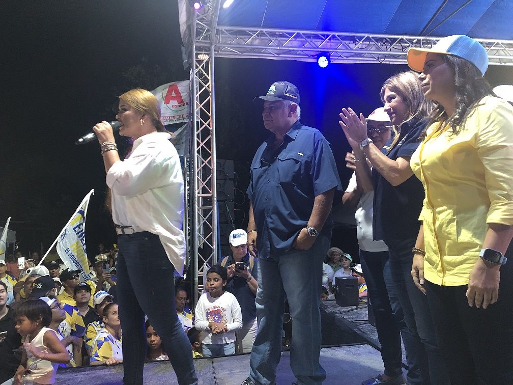 “La plata va a salir de ese cúmulo de botellas... ". "No me va a temblar la mano”, dijo Mulino. Foto: Thays Domínguez.