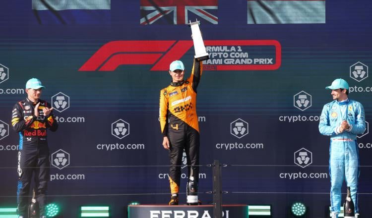 El británico Lando Norris (McLaren) festeja su triunfo en Miami, Estados Unidos. Foto: EFE