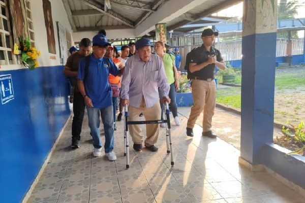 En Panamá Oeste los adultos mayores y la juventud salieron desde temprano a votar. Foto. Eric Montenegro