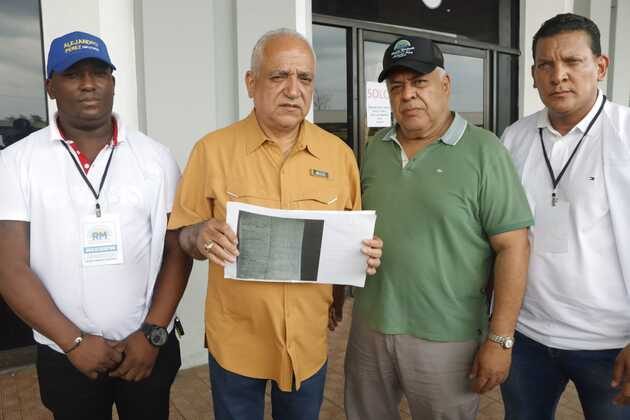 Luis Eduardo Camacho acompañó este lunes a Alejandro Pérez y su equipo a denunciar la situación. Foto: Víctor Arosemena