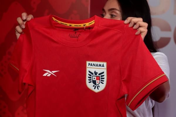 Presentan la nueva camiseta de la selección de Panamá. Foto: EFE