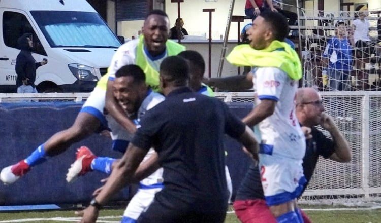 Gerardo Negrete de Plaza Amador (cent.) festeja uno de goles contra Herrera. Foto: @cdplazaamador