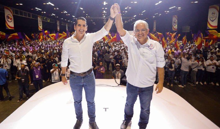 Rómulo Roux, presidente el Partido Cambio Democrático junto a José Isabel Blandón, presidente del Panameñismo. Archivo.
