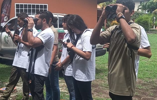 Estudiantes de Chame y San Carlos se capacitan sobre la observación de aves. Foto: Miriam Lasso