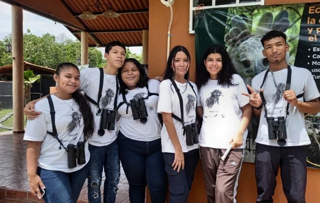 Estudiantes de Chame y San Carlos aprenden sobre las observación de aves. Foto: Miriam Lasso
