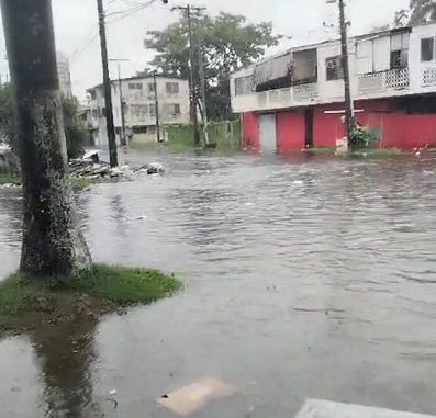 Se registraron inundaciones en varias partes de las calles y avenidas de la ciudad de Colón. Foto: Diomedes Sánchez