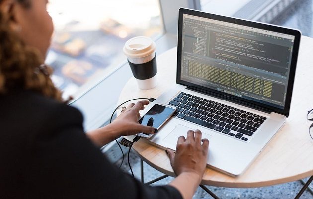Las mujeres deben robustecer su formación técnica para que puedan abrirse espacio en el área de tecnología. Foto: Pexels