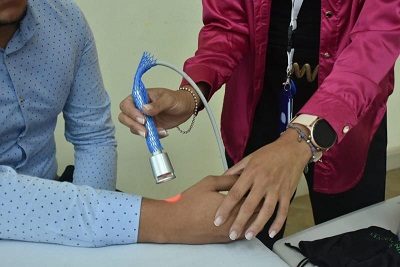 a través de esta técnica se brinda un alivio efectivo del dolor y la inflamación al  afectado. Foto: Diomedes Sánchez 