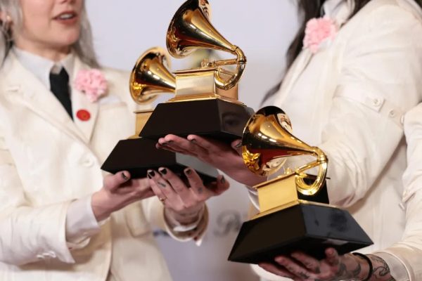 Vista de los galardones entregados en los Premios Grammy. Foto: EFE / Allison Dinner