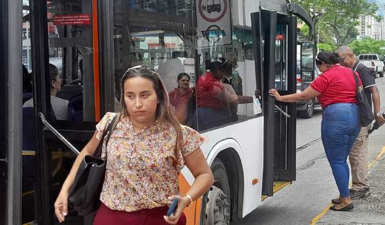 En medio de esta situación legal, los usuarios del transporte público son los más afectados.
