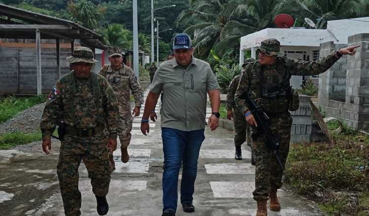 Juan Manuel Pino (centro), ministro de Seguridad Pública de Panamá.