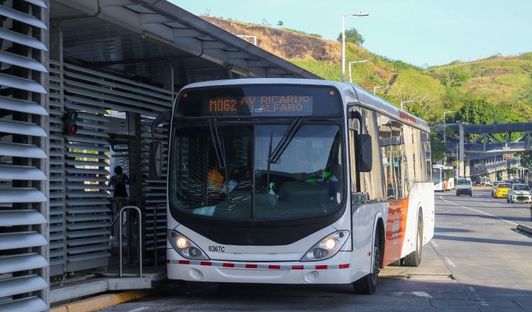 Más de 400 buses están fuera de servicio debido a falta de repuestos.