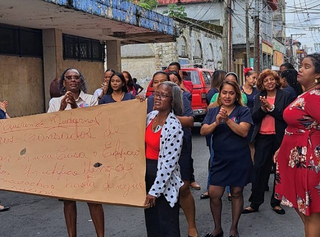 Portando pancartas y gritando consignas, pidieron cuanto antes las mudanzas. Foto: Diomedes Sánchez