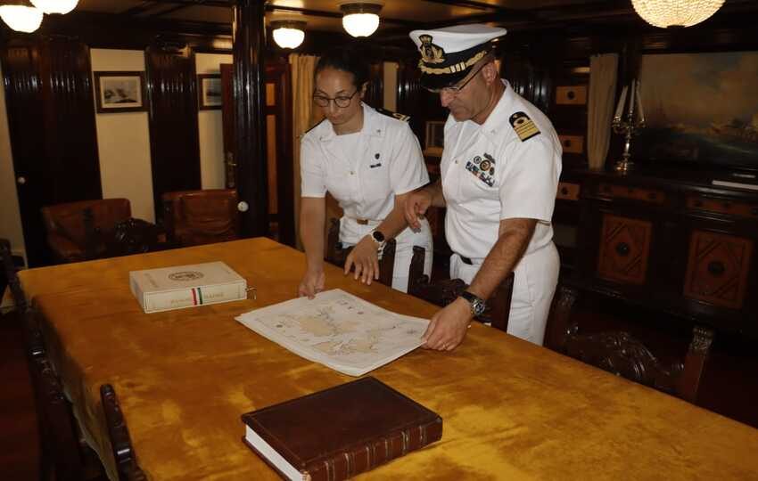El comandante Giuseppe Lai junto a una integrante de la tripulación. Foto: Víctor Arosemena