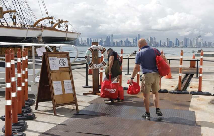 Tripulantes de la nave tras un breve recorrido por Panamá. Foto: Víctor Arosemena