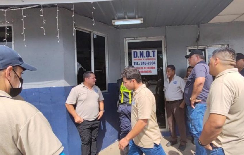 La semana pasada el encargado de la Dirección Nacional de Operaciones del Tránsito (DNOT) de la Policía Nacional en esta provincia, se negó a atender a los taxistas. Foto. Eric Montenegro