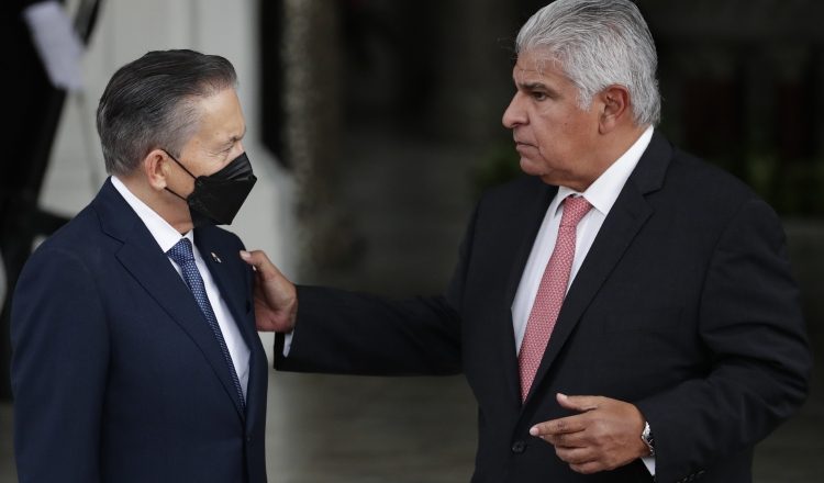 Laurentino Cortizo y el presidente electo José Raúl Mulino.
