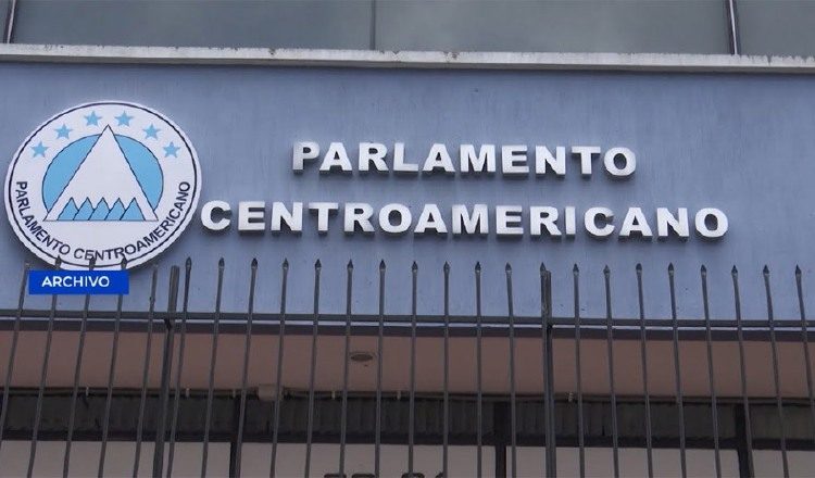 Además de los 20 diputados electos se suman el expresidente y exvicepresidente de la República.