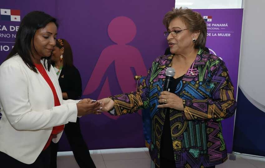 La ministra designada Niurka Palacios junto a la ministra Juana Herrera. Foto: Víctor Arosemena