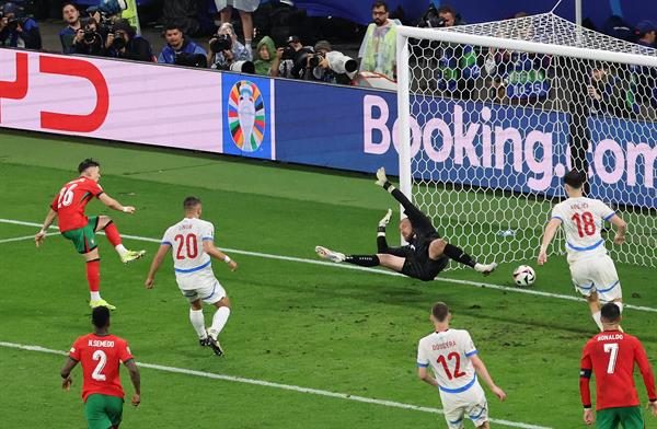 Francisco Conceicao (26) anota el gol del triunfo de Portugal. Foto: EFE