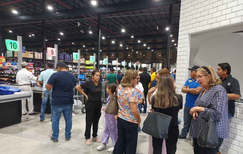El MAX ofrece una extensa variedad de productos, destacando más de 50,000 referencias, de las cuales el 80% es proveniente de marcas nacionales.