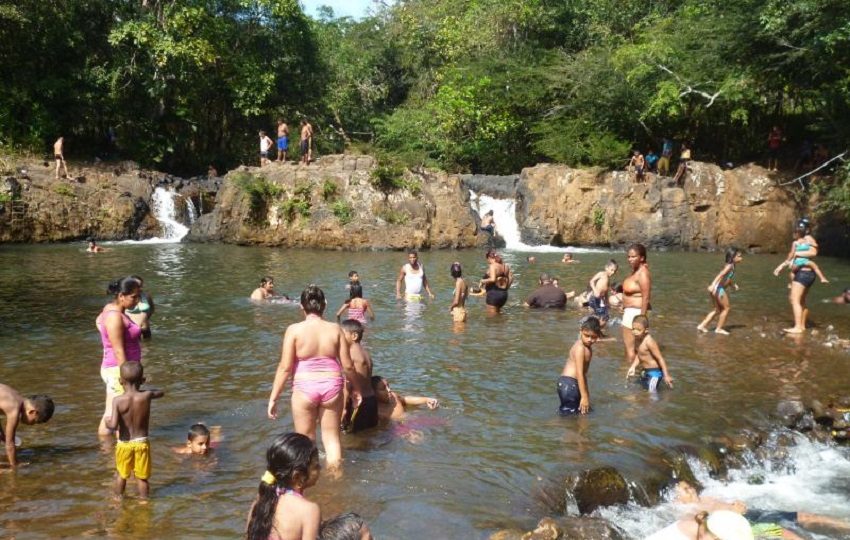Lo atractivo del área es que en ambas estaciones las personas concurren a darse un chapuzón en esta belleza natural. Foto/Melquíades Vásquez